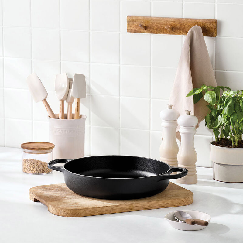 Le Creuset Signature Cast Iron Everyday Pan 28cm image number 17